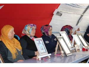 Hdp Önündeki Ailelerin Evlat Nöbeti 187’nci Gününde