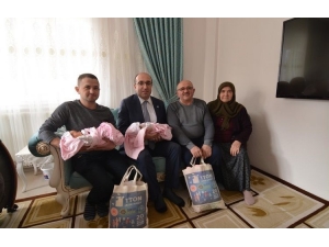 İkiz Bebeklerin İlk Hediyesi Belediyeden