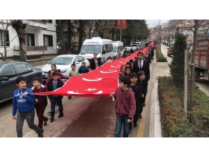 Bolu’da, Öğrenciler Şehitler İçin 200 Metrelik Bayrakla Yürüdü