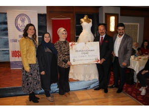 Kadınlar Günü Etkinliğinde Hediye Yağmuru