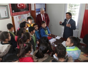 Minik Öğrenciler Mahallenin Sorunlarını Muhtara Anlattı