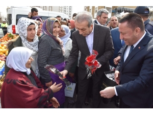 Bağlar Belediyesi Kadınlar Günü İçin Kadınlara Semt Pazarı Kimlik Kartı Dağıttı