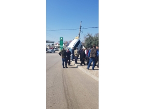 Ambulans İle Çarpışan Ticari Araç Asılı Kaldı