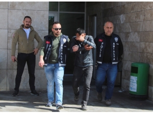 "Bunu Sen Çalmışsın" Dediği Çocuğun Elindeki Telefonu Gasp Etti