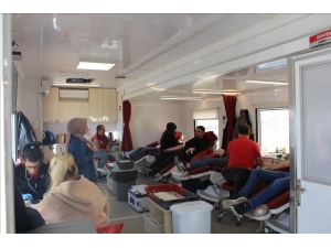Üniversite Öğrencilerinden Kan Bağışı