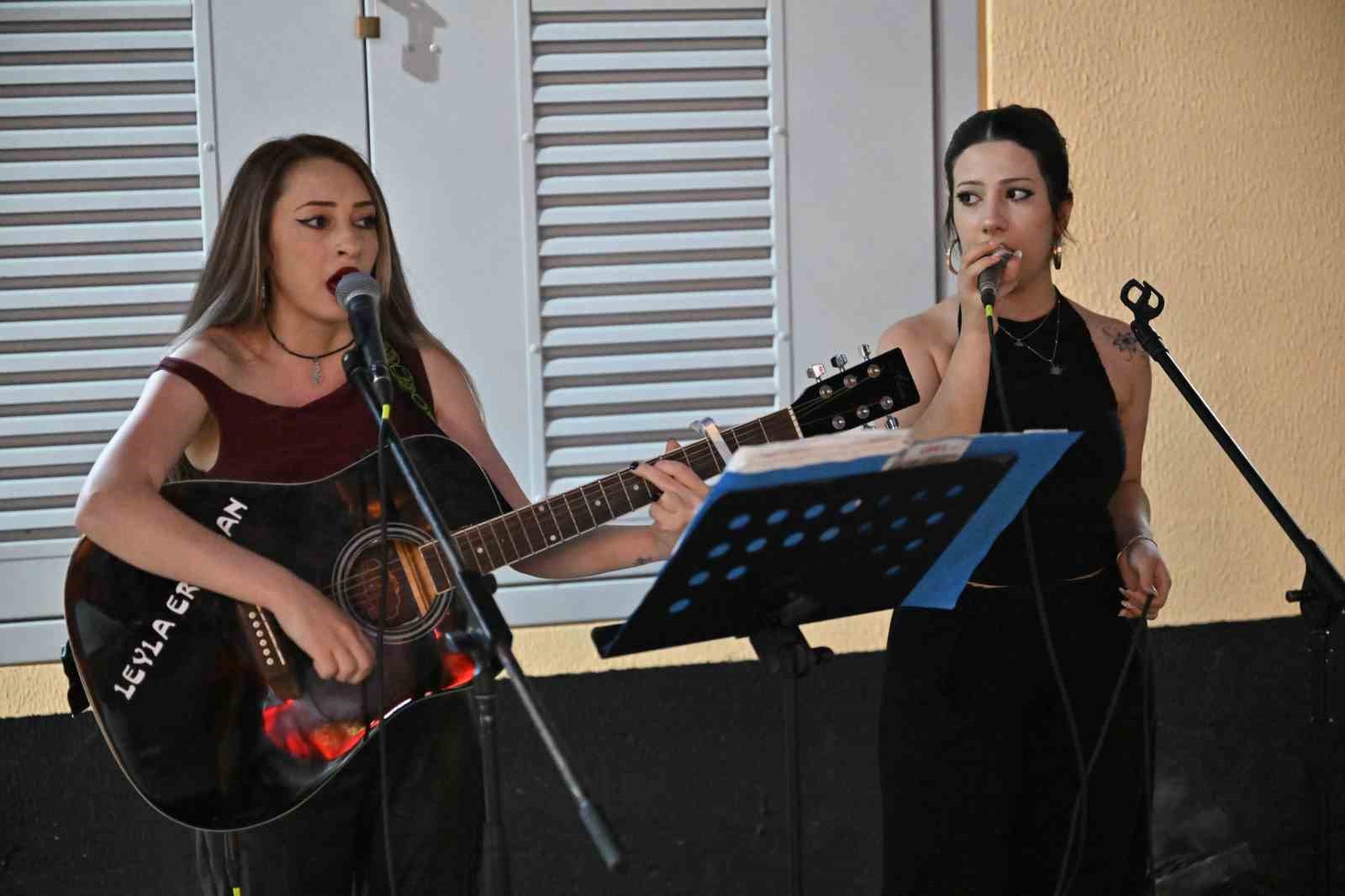 muzigin-ritmi-manisa-sokaklarinda