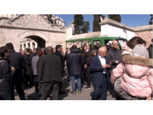 Eşi Tarafından Bıçakla Öldürülen Bankacı Kadın Son Yolculuğuna Uğurlandı