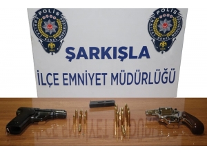 Şüphe İle Durdurulan Araçta Silah Ele Geçirildi