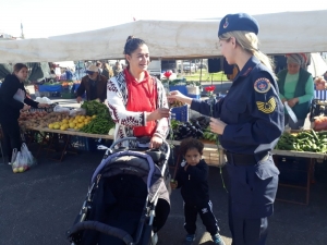 Jandarmadan Kadınlara Çiçek