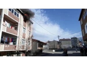 Apartman Dairesinin Alev Alev Yandığı Anlar Kamerada