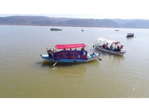 Sandalla Göle Açılarak Kadın Haklarına Dikkat Çektiler