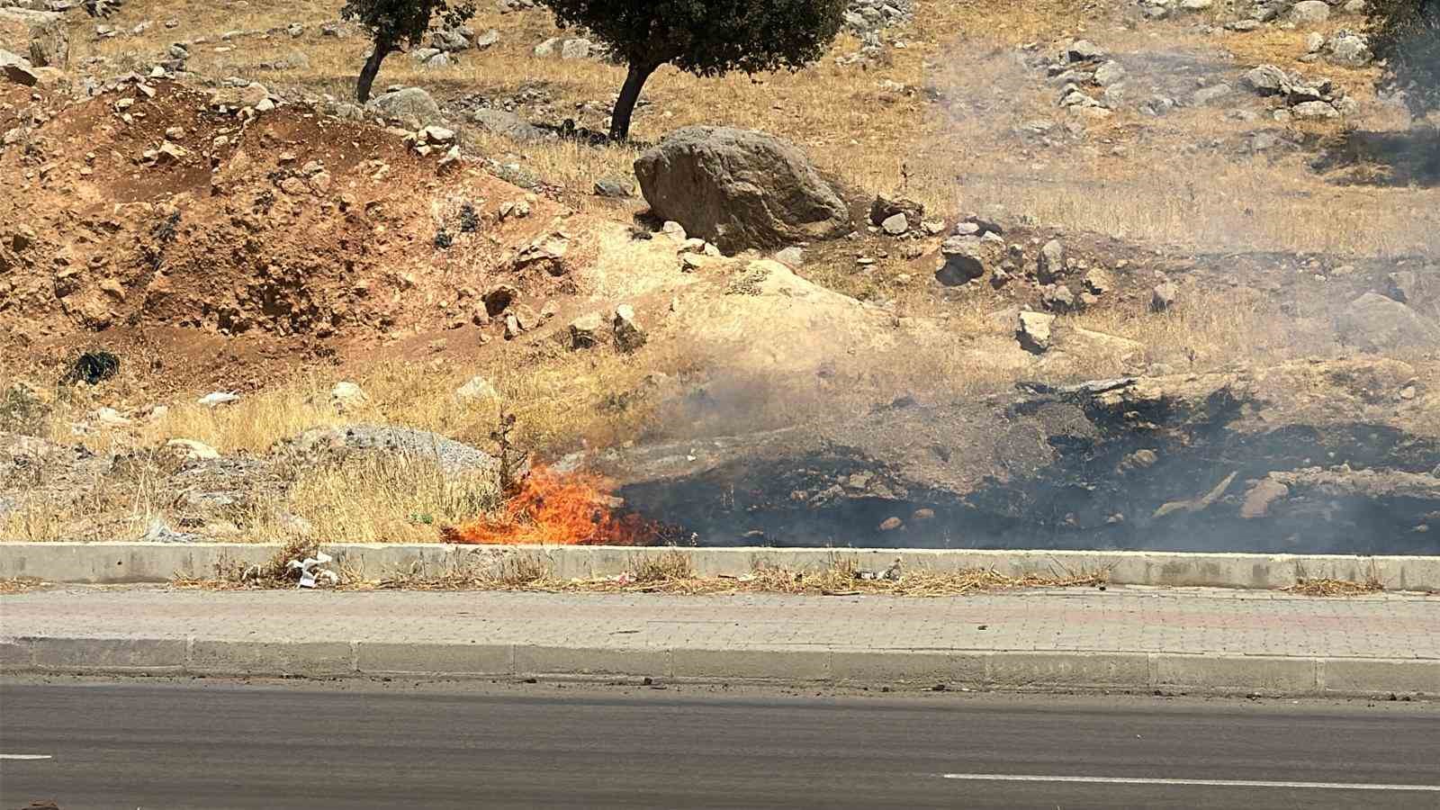 sirnak-ta-yol-kenarinda-cikan-yangin-buyumeden-sonduruldu