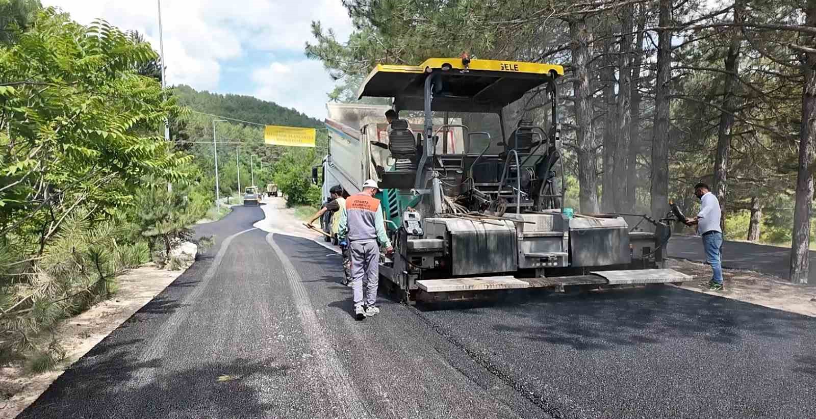 golcuk-tabiat-parki-ile-dere-mahallesi-arasindaki-yol-asfaltlaniyor