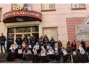 Ailelerin Evlat Nöbeti Çığ Gibi Büyüyor: Bir Aile Daha Evlat Nöbetinde