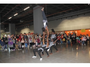 Çocuklar Sihirbaz Ve Akrobasi Gösterisi İle Eğlendi