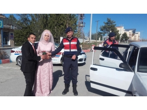 Jandarmadan Trafik Uygulamasında Kadınlara Çiçekli Kutlama