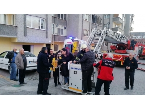 Alevlere Teslim Olan Binada Mahsur Kalanları İtfaiye Kurtardı