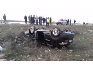 Düğün Konvoyunda Otomobil Takla Attı: 2 Yaralı