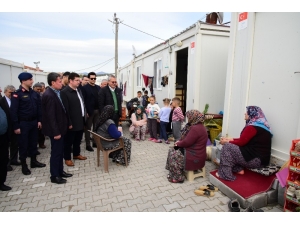 Vali Deniz, Depremzedelerle Buluştu