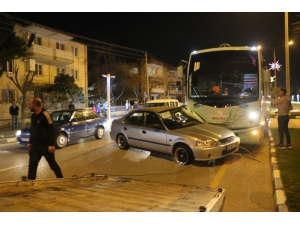 Manisa’da Halk Otobüsüyle Otomobil Çarpıştı
