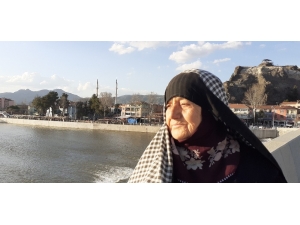 49 Yıldır Ev Temizliğine Giderek Geçimini Sağlıyor