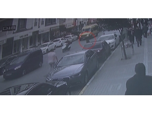 Motosikletlinin Çarptığı Kadın Metrelerce Havaya Savruldu