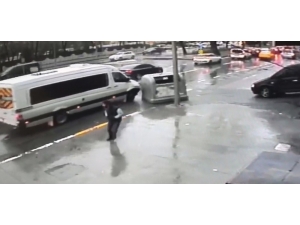 İstanbul’da Öğrenci Servisiyle İlginç Kaza Kamerada