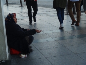 Taksim’de Dilenci Kadın Yarım Günde 250 Lira Topladı