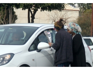 Bugün Çiçek Alması Gereken Kadınlar Çiçek Sattı