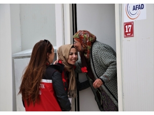76 Yaşındaki Depremzede Naciye Teyzeye Kadınlar Günü Sürprizi