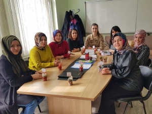 Kadınlara Gül Yerine Kaktüs Hediye Etti