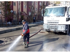 Hakkari’de Cadde Ve Sokaklar Tazyikli Suyla Yıkandı