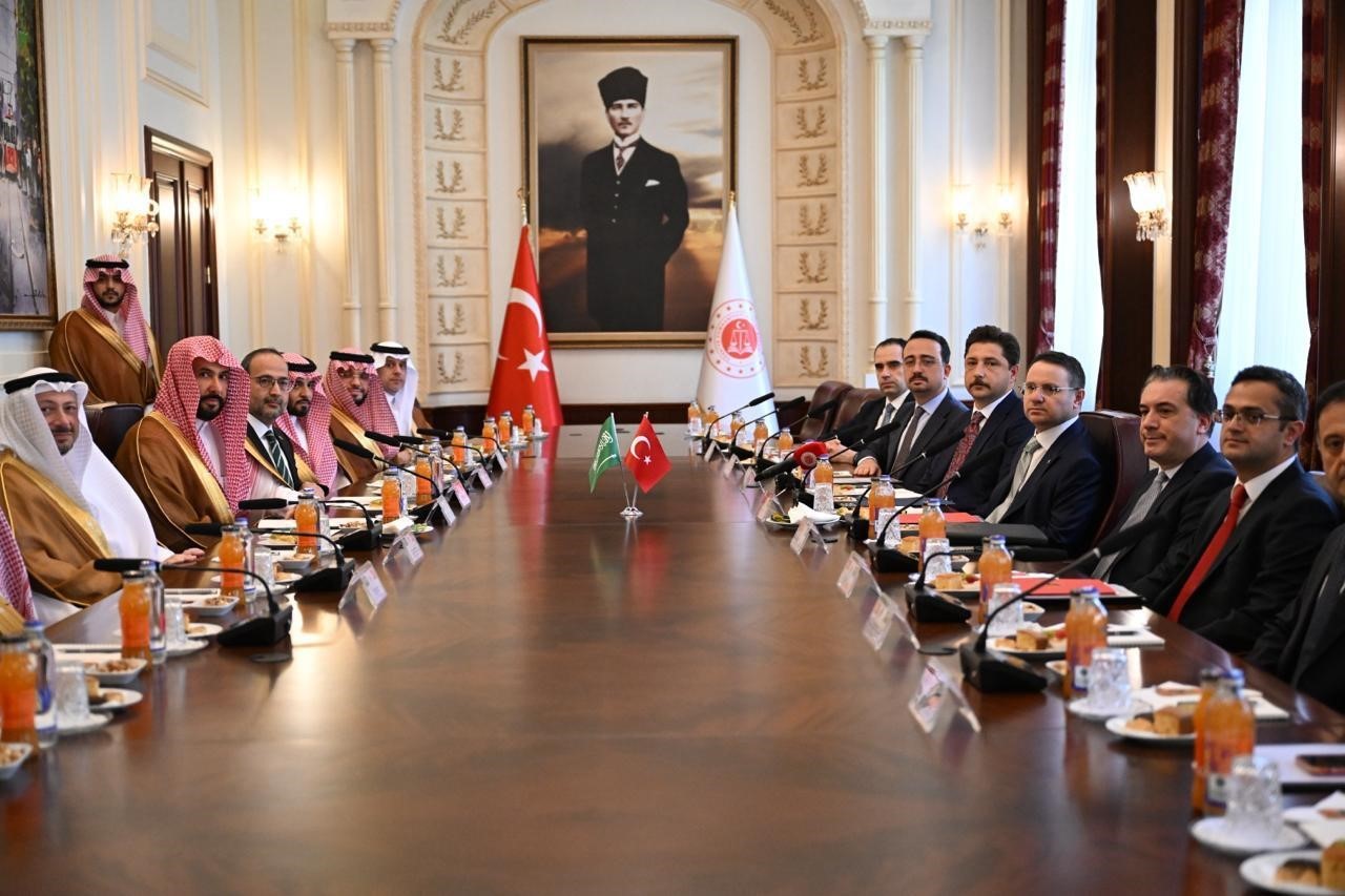adalet-bakani-gurlek-suudi-mevkidasi-al-smani-ile-bir-araya-geldi