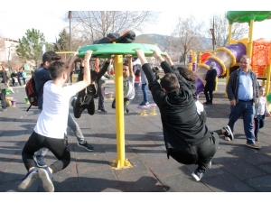 Güneş Yüzünü Gösterdi, Parklara Akın Ettiler