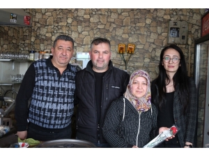 Kahveci Esnafından Kadınlara Karanfilli Jest