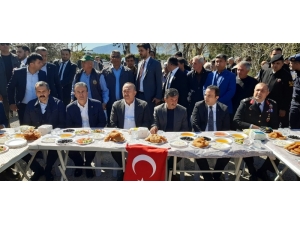 Bakan Çavuşoğlu İdlib Şehidinin Ailesini Ziyaret Etti