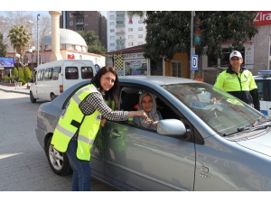 Trafik Polislerinden Çiçekli Denetim