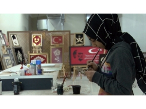Kadınlar Hem Sanat Öğreniyor Hem De Ekonomik Kazanç Sağlıyor