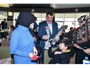 Gürkan’dan Kadınlara Karanfil