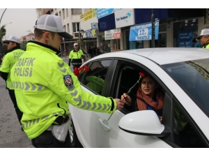Polis Ceza İçin Değil, Çiçek Vermek İçin Durdurdu