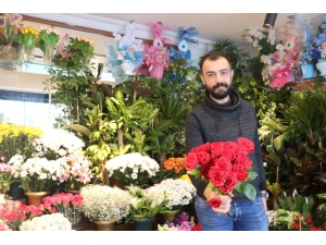 Kadınlar Günü Çiçekçilerin Yüzünü Güldürdü