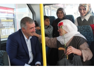 Turanlı’dan Kadınlara Karanfil