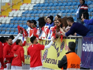 Kasımpaşalı Futbolcular Kadın Taraftarlara Çiçek Hediye Etti