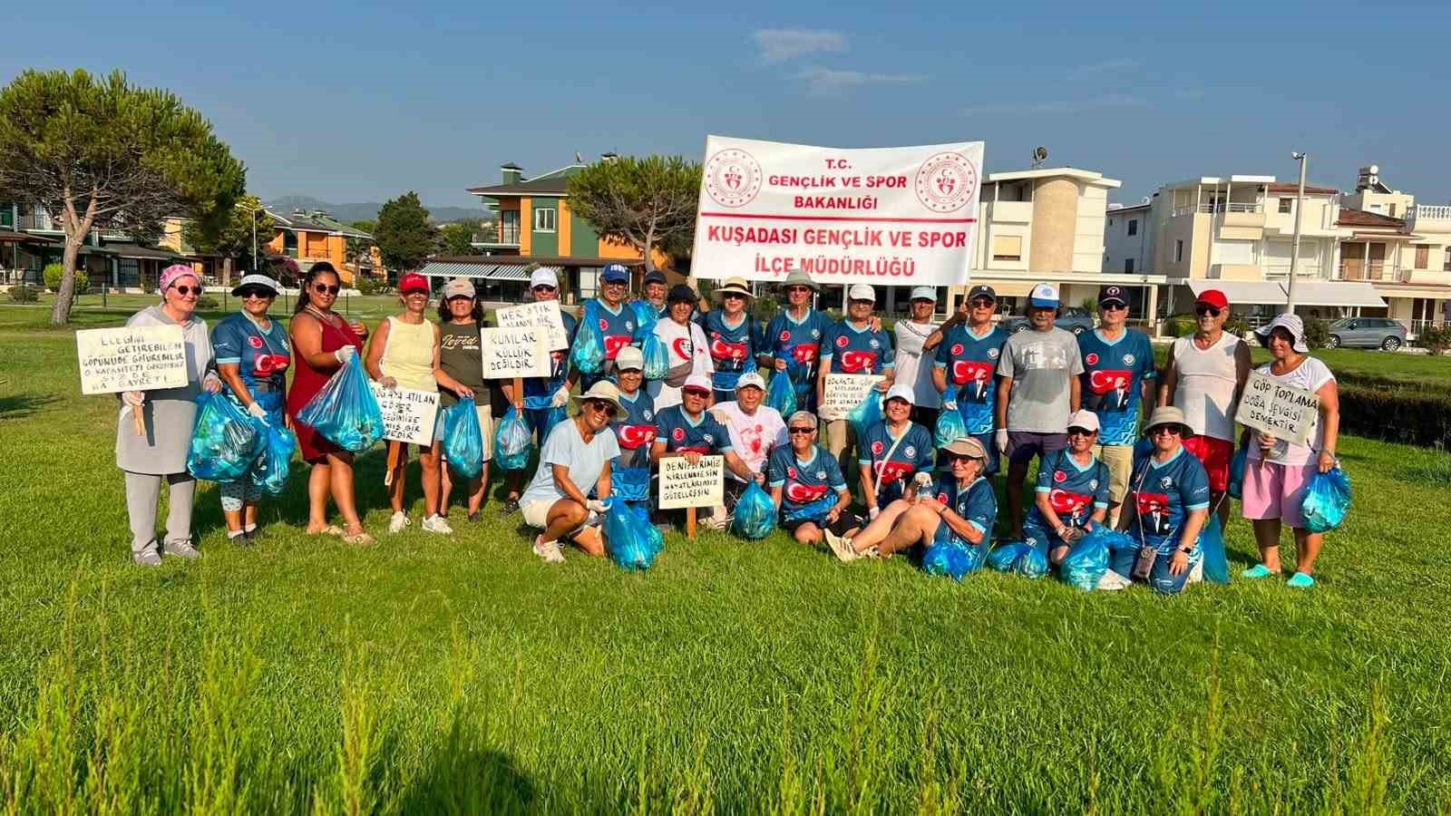 kusadasi-nda-sabah-sporu-sonrasi-cevre-temizligi
