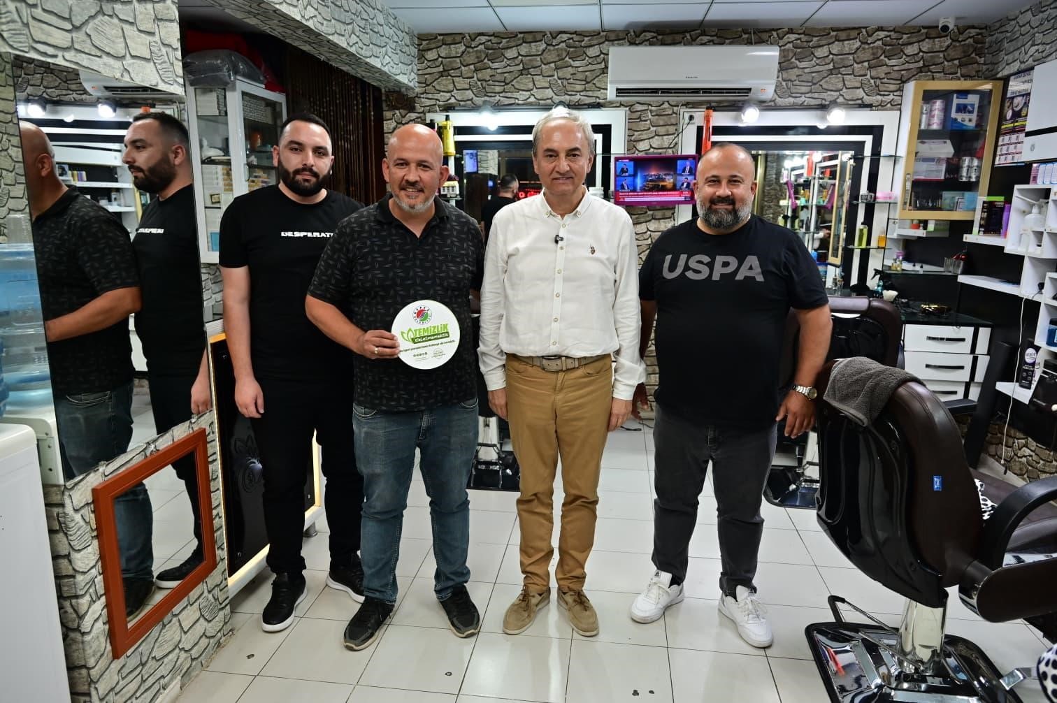 kocagoz-temizlik-kirletmemektir-kampanyasini-kultur-kafeler-caddesi-esnafina-tanitti