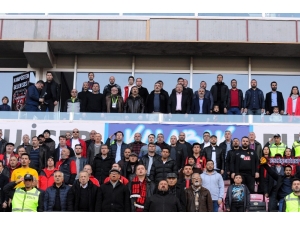 Rektör Çomaklı Ünieses’li Öğrencilerle Tribünde