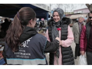 Büyükşehir Kadınlara Karanfil Dağıttı