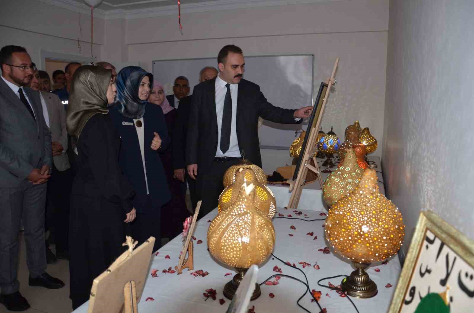 tercan-da-hayat-boyu-ogrenme-haftasi-sergisi-acildi