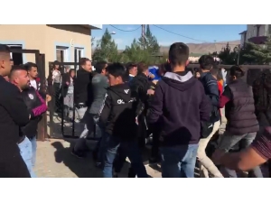 Öğrenciler Kavga Etti, Polis Ayırmakta Güçlük Çekti