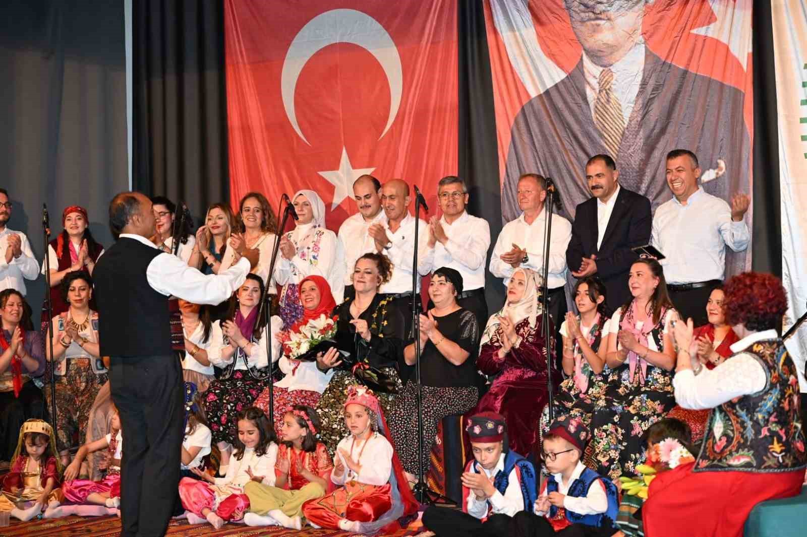 ilce-protokolunden-konserde-canli-performans-surprizi